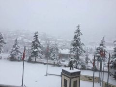 Isparta’da yoğun kar yağışı nedeniyle 2 ilçeyi bağlayan yol kapandı
