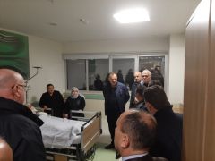 Milletvekili Özel’den midibüs kazasındaki yaralılara hastanede ziyaret