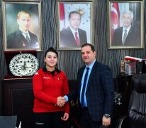 Büyüklerde Türkiye rekoru kıran 14 yaşındaki başarılı halterci altınla ödüllendirildi
