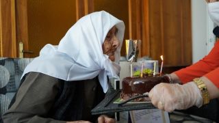 100 yaşına giren Dudu nineye Anneler Günü’nde doğum günü sürprizi