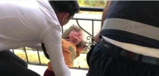 Başı balkon demirlerine sıkışan minik kızı itfaiye kurtardı