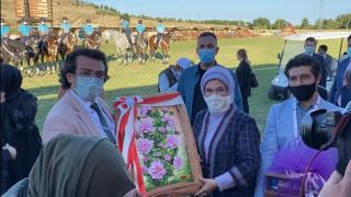 Emine Erdoğan’a Isparta gülü tablosu hediye edildi