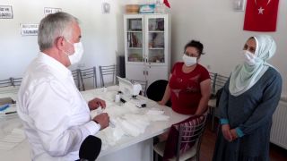 Isparta Belediyesi’nin maske üretimi devam ediyor