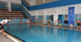 Isparta’da vatandaşlara ücretsiz yüzme kursu