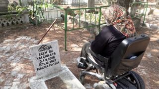 Isparta’da yürüme engelli anne 17 yıl sonra kızının kabrine gidebildi