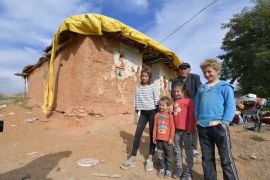 Isparta Belediyesi’nden zor şartlar altında yaşayan 7 kişilik aileye yardım eli