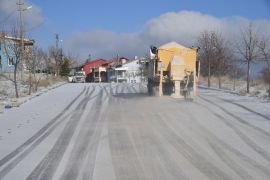 Isparta Belediyesi don olayına karşı tuzlama çalışması yaptı
