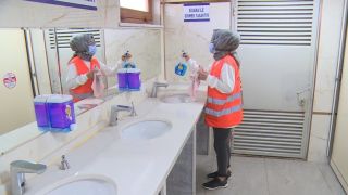Isparta’da temizlik işçileri 1 Mayıs’ı çalışarak geçiriyor