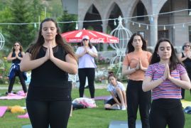 Isparta’da kadınlar pandeminin stresini açık havada yoga ile atıyor