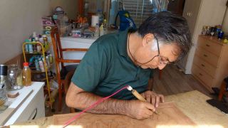 Emekli albay, hobi olarak başladığı deri işleme sanatındaki eserlerini koleksiyona dönüştürdü